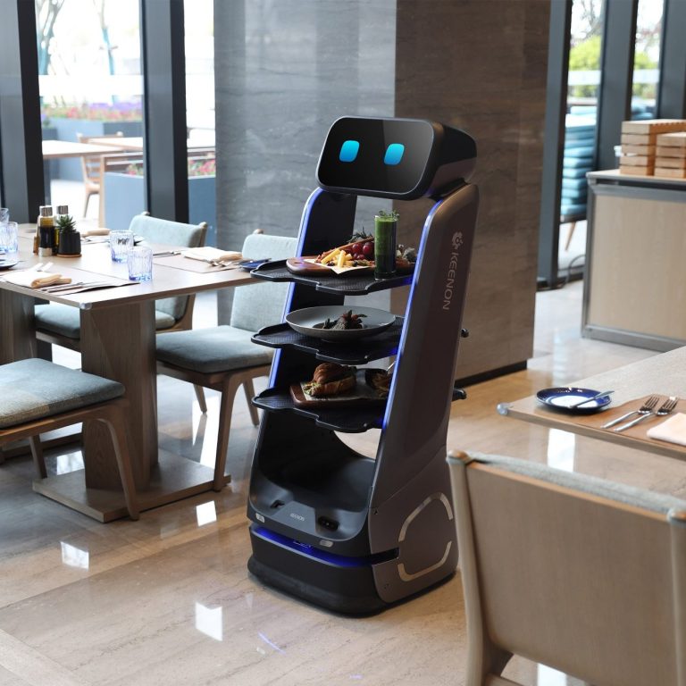Serviceroboter serviert Speisen im Restaurant
