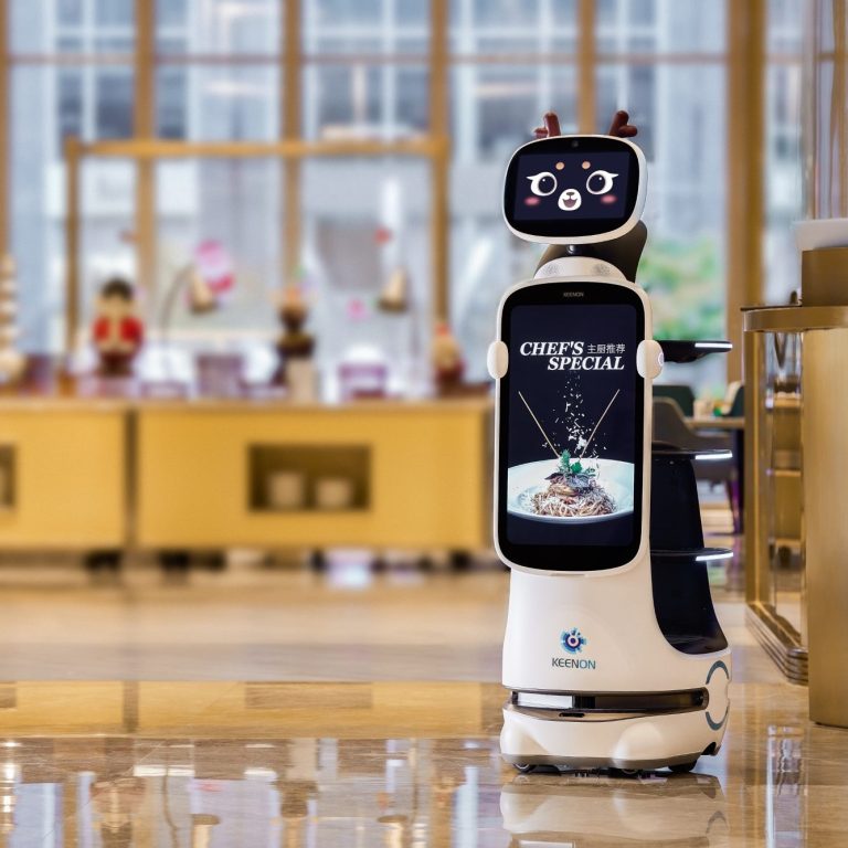 Serviceroboter präsentiert Produkte auf Großbildschirm